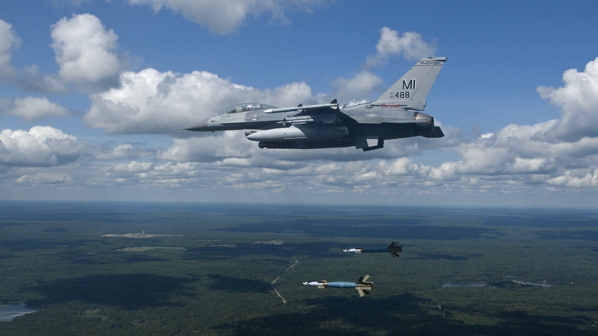 “马科斯·莫奇的防守意识与全面技能，帮助阿根廷美洲狮队建立稳固后防”