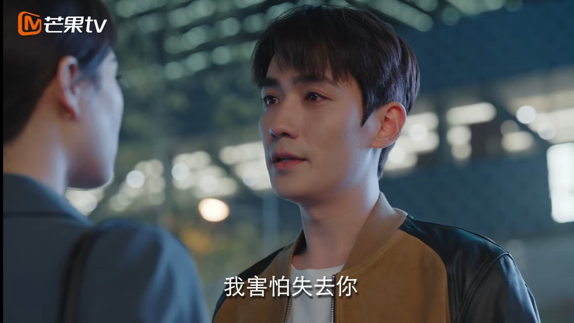 球迷热情持续高涨看台气氛成为比赛进程的重要推力，看球氛围